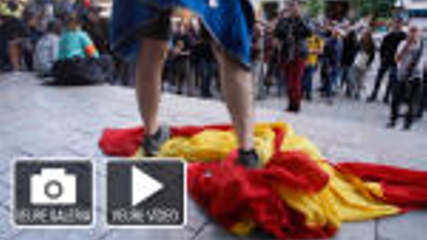 El CDR talla les vies del  TAV i despenja la bandera espanyola de la Generalitat