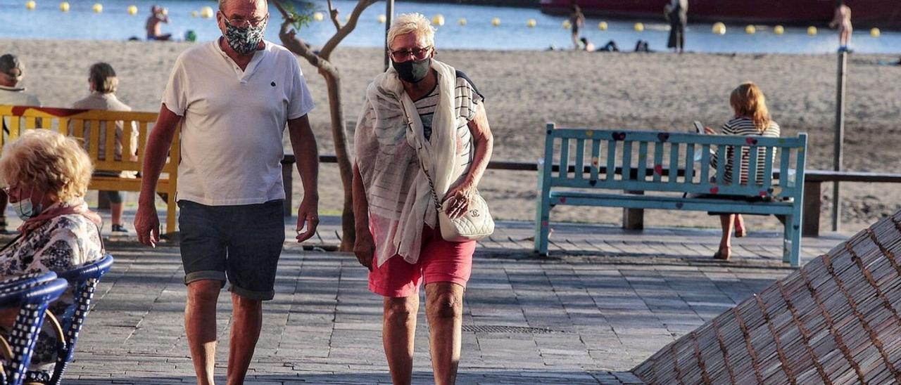 Una pareja de turistas pasea por el Sur de Tenerife.