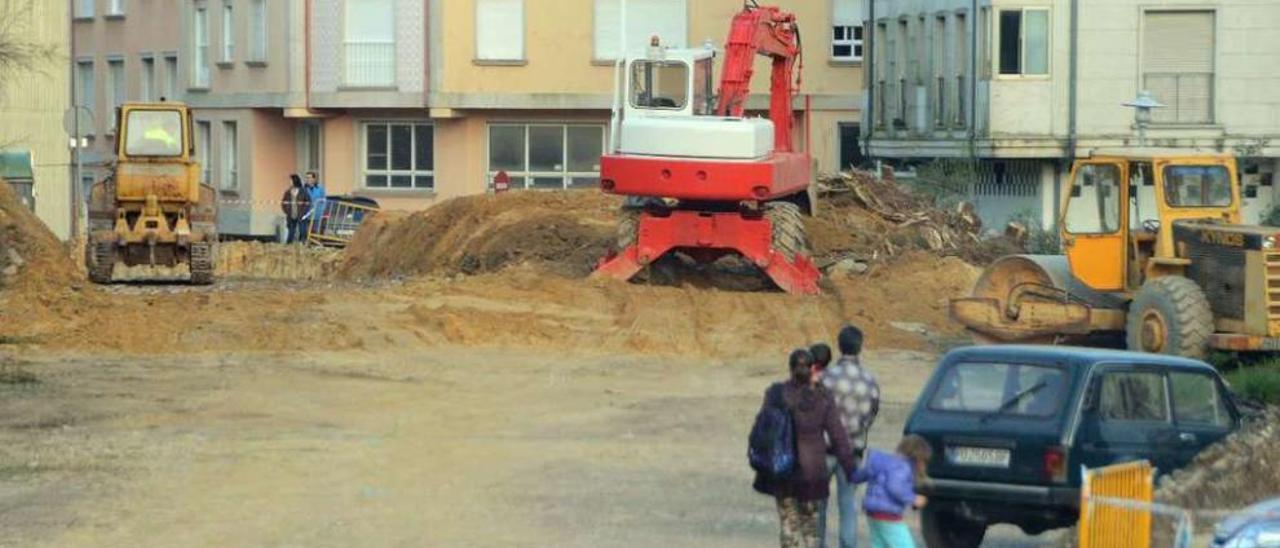 Las máquinas abrieron ya el nuevo acceso al parking público. // Gonzalo Nüñez