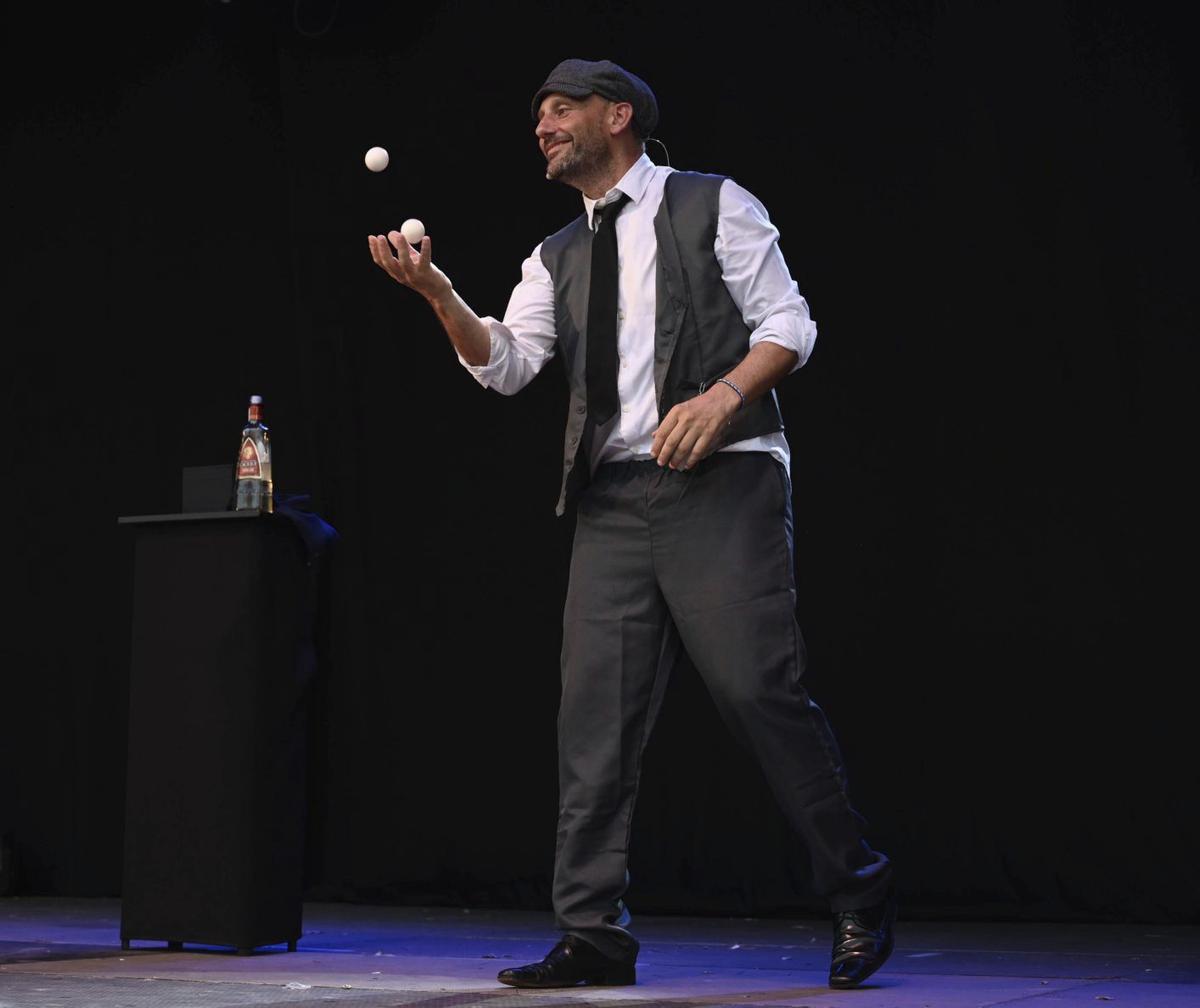 Magia infantil con Xavier Muro en la Praza Arturo Souto. | RAFA VÁZQUEZ