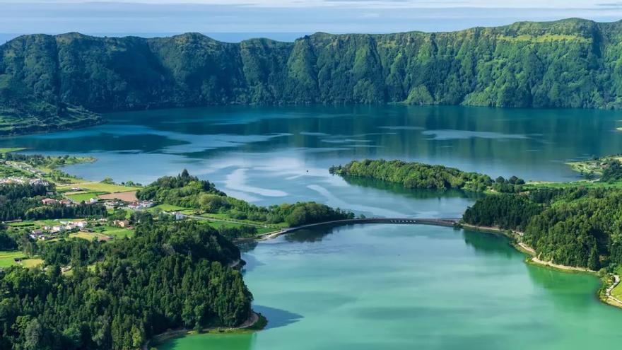 Paisajes de otro mundo, aguas termales y volcanes: Estas islas, aún secretas, son el verdadero Hawái de Europa