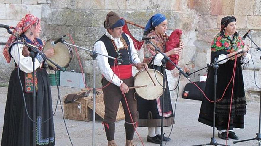 Los más pequeños aprenden los bailes tradicionales en la escuela del grupo.