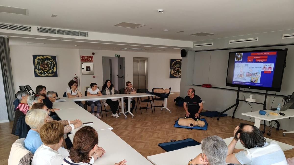 Un curso de primeros auxilios en el edificio de la calle Manuel Rivero.