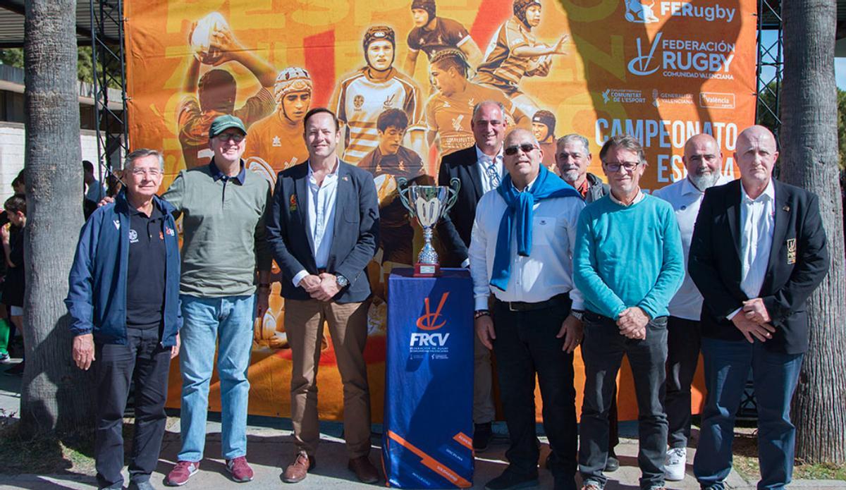 Autoridades y organizadores junto a los trofeos.