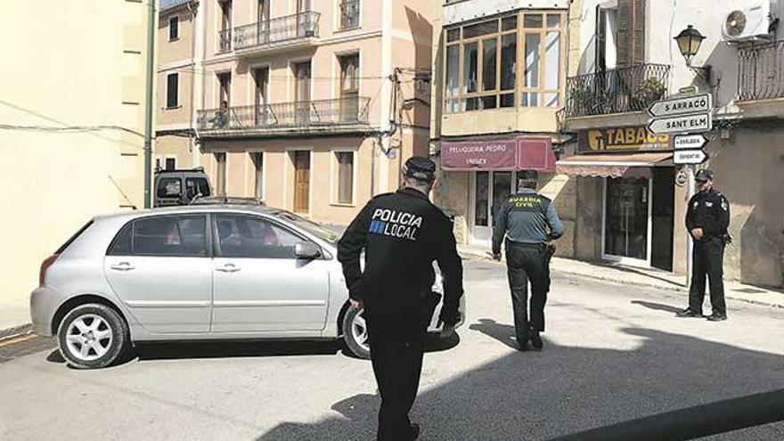 Agentes de la Guardia Civil y la Policía Local se desplegaron ayer en diversas calles de Andratx.