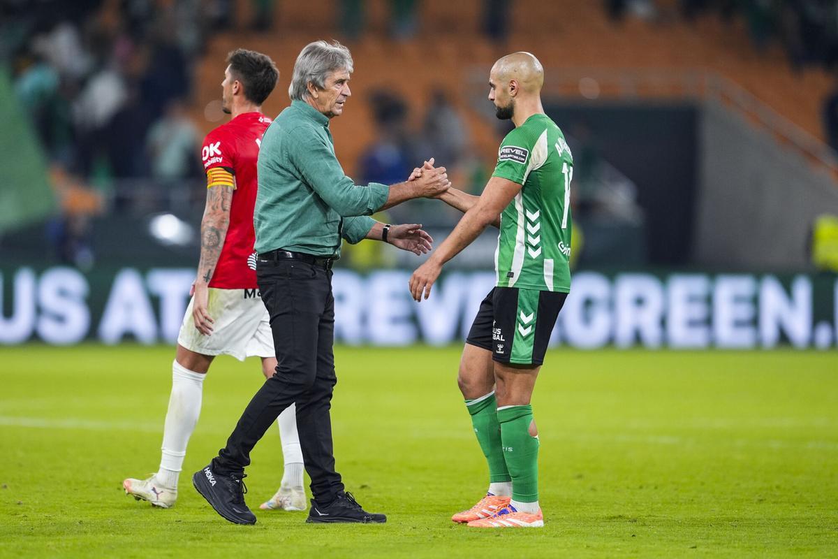 Manuel Pellegrini felicita a Sofyan Amrabat tras el partido del Betis-Mallorca de la jornada 11 de LaLiga en La Cartuja.