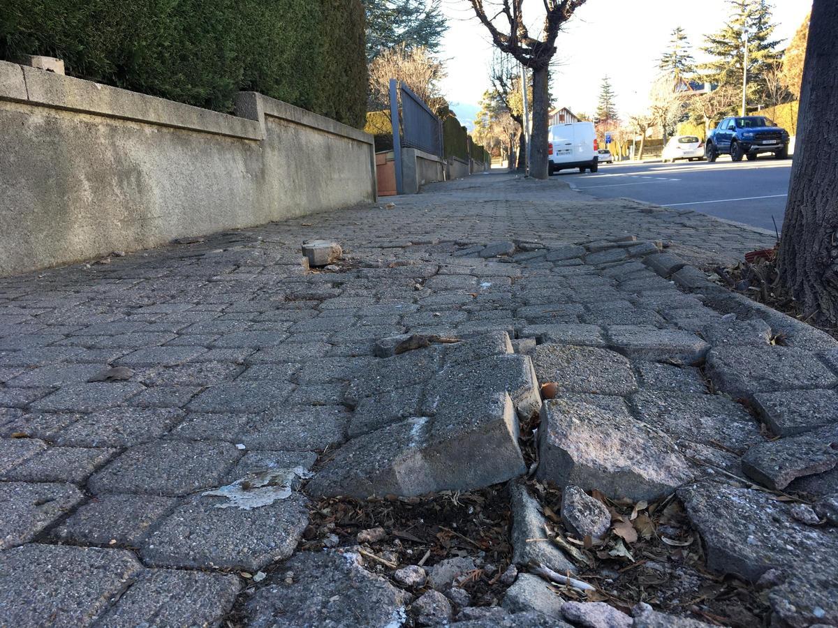 Carrers amb sots i deformacions pel subsol a Puigcerdà