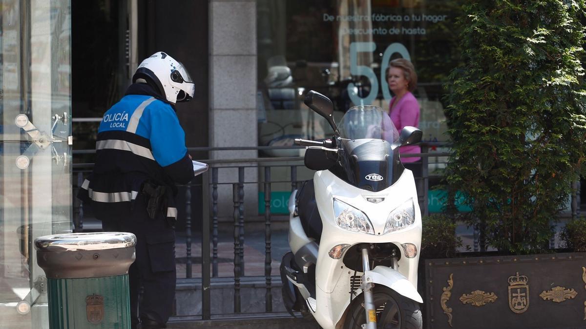 Multado con 200 euros un motorista que se detiene ante un semáforo en rojo, se incorpora cuando se pone en verde a la velocidad adecuada: la Guardia Civil extrema la vigilancia en el elemento de seguridad