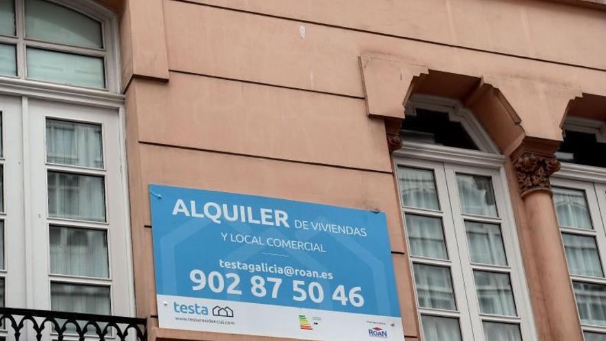 Cartel de alquiler de viviendas y locales comerciales, en una calle de A Coruña |   // VÍCTOR ECHAVE