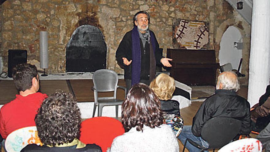 Carlos Garrido, en plena explicación de su proyecto.