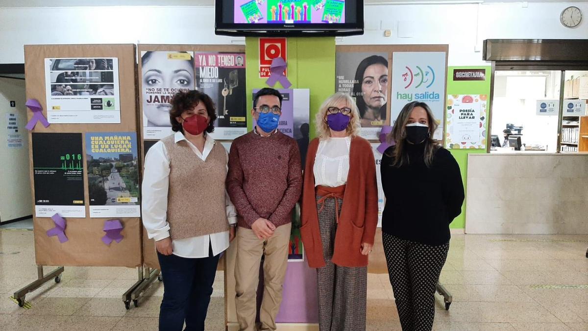 De izquierda a derecha, Amparo Roig, directora provincial de Educación; Tobías Ortega, director del IES Sierra de Guara; Silvia Salazar, subdelegada del Gobierno, y Carmen García, jefa de la Unidad VioGén de la Subdelegación