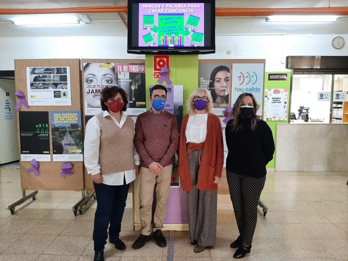 De izquierda a derecha, Amparo Roig, directora provincial de Educación; Tobías Ortega, director del IES Sierra de Guara; Silvia Salazar, subdelegada del Gobierno, y Carmen García, jefa de la Unidad VioGén de la Subdelegación