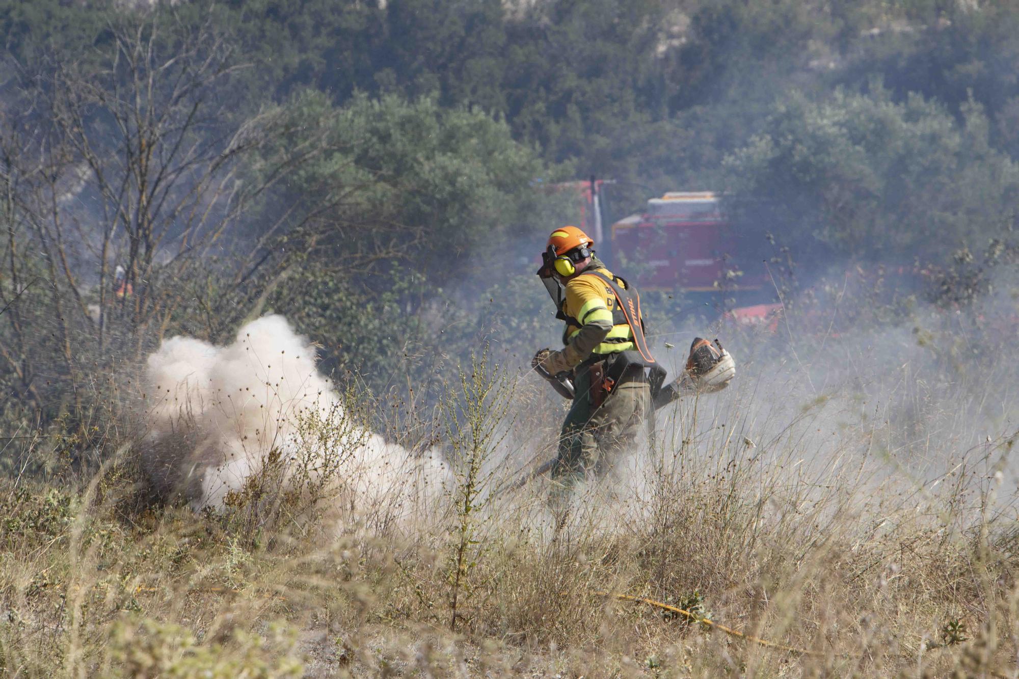 Los incendios de Ontinyent y L'Olleria movilizan una importancia dotación de bomberos y hasta 16 medios áreos