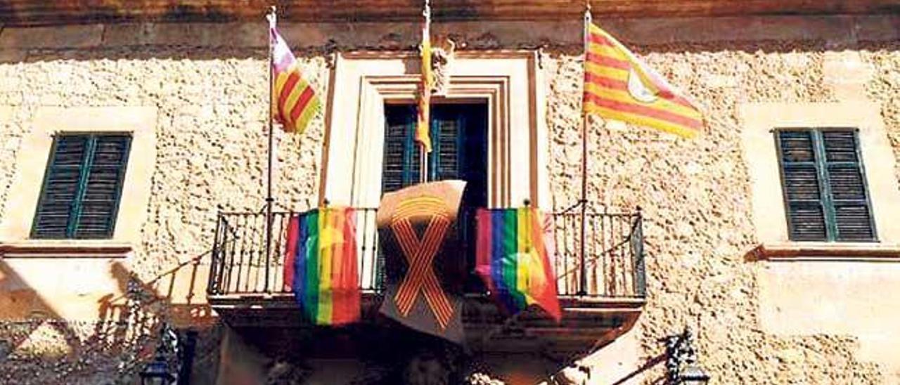 Doble bandera gay en el Ajuntament de Manacor