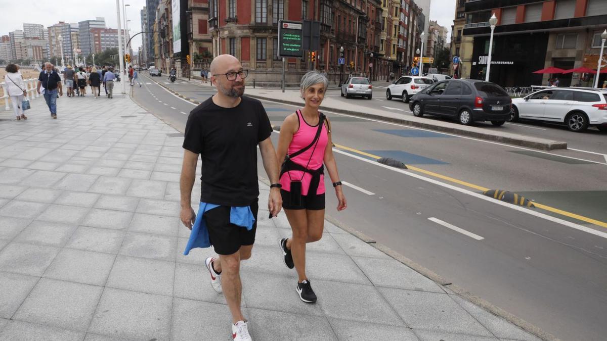 Javier Granda y Fernanda Rodríguez, ayer, durante su paseo por el Muro, llegando a la Escalerona. | Marcos León