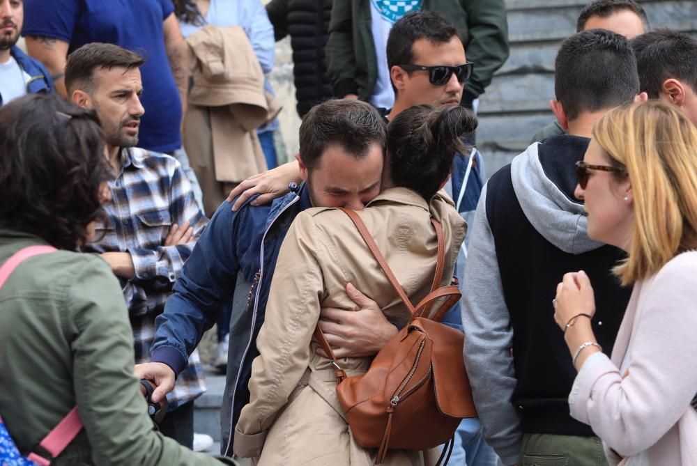 Emotivo minuto de silencio de los vecinos de Cudillero al recordar al joven fallecido David Carragal