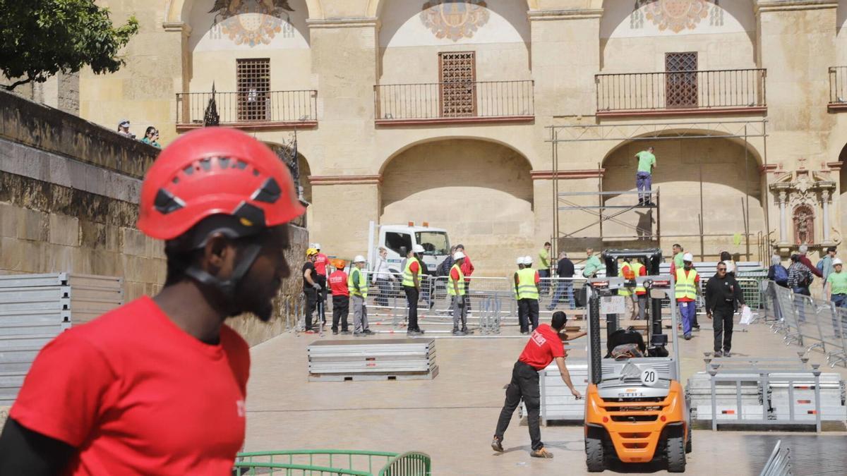 Montaje de palcos de la carrera oficial de la última Semana Santa.
