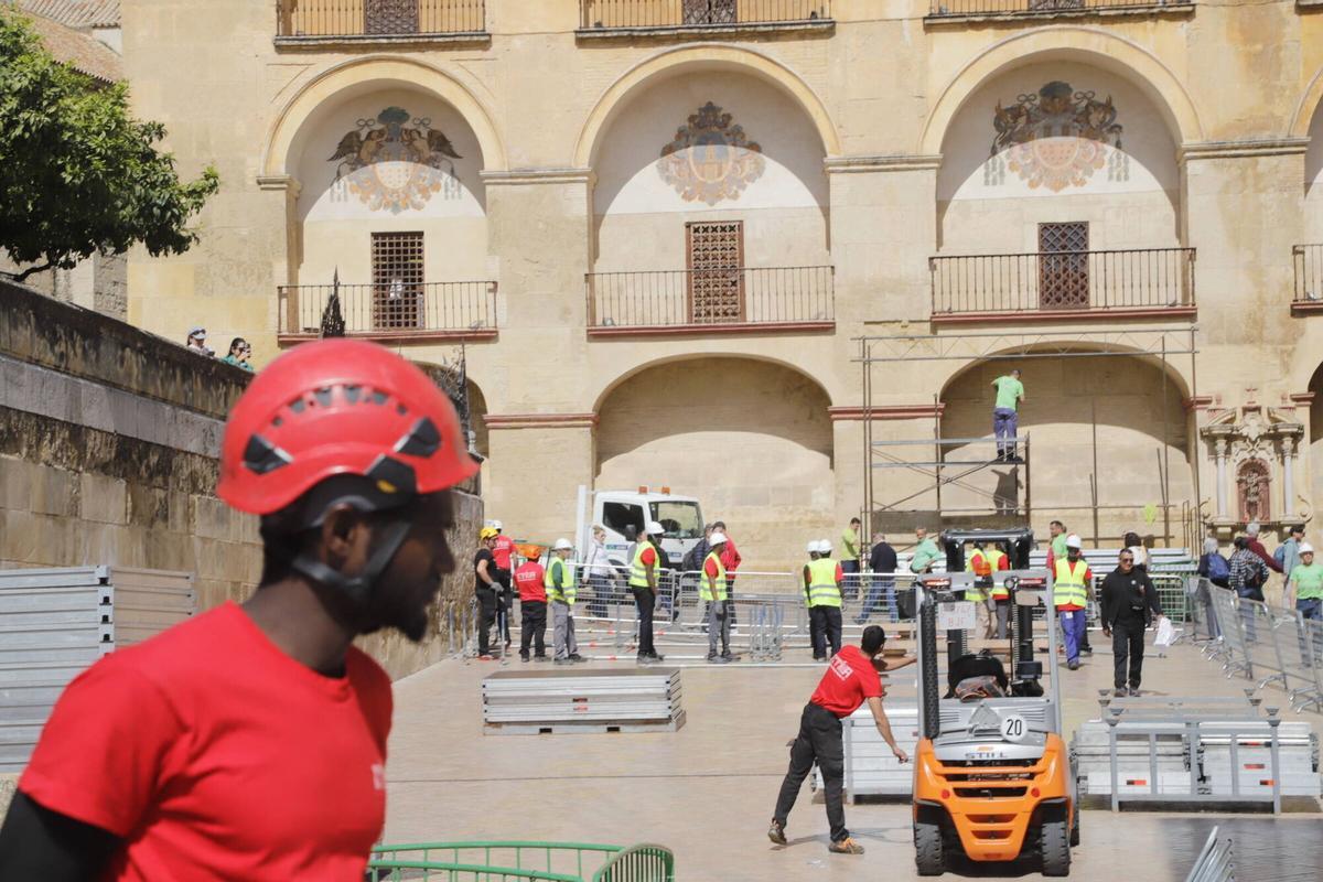 El entorno de la Mezquita-Catedral se prepara ya para los días de Pasión