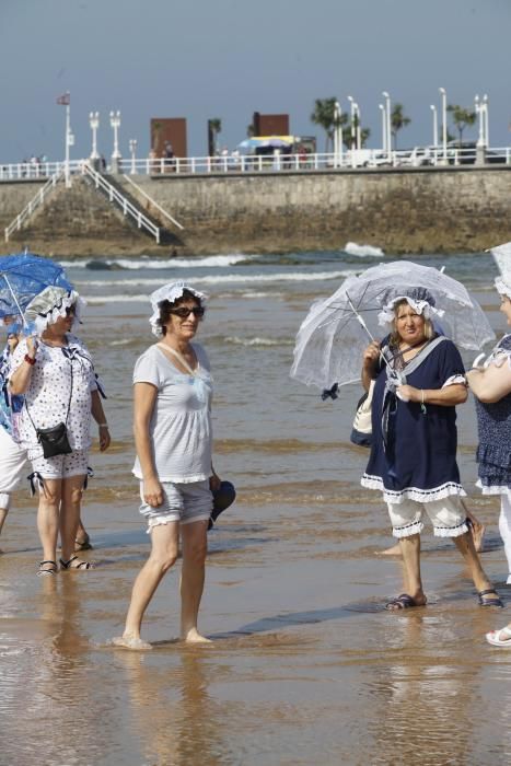 Mujeres de La Corredoria (Oviedo) que acuden a bañarse a la playa de San Lorenzo