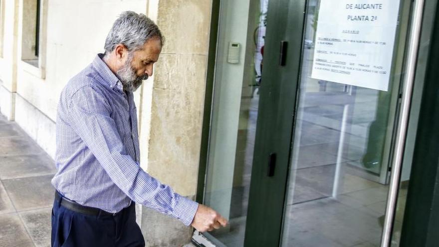 El fiscal anticorrupción Felipe Briones, hoy, entrando a la Audiencia Provincial