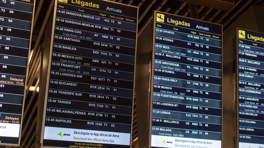 Panel de llegadas en la Terminal 1 del Aeropuerto Adolfo Suárez Madrid Barajas, en Madrid (España).