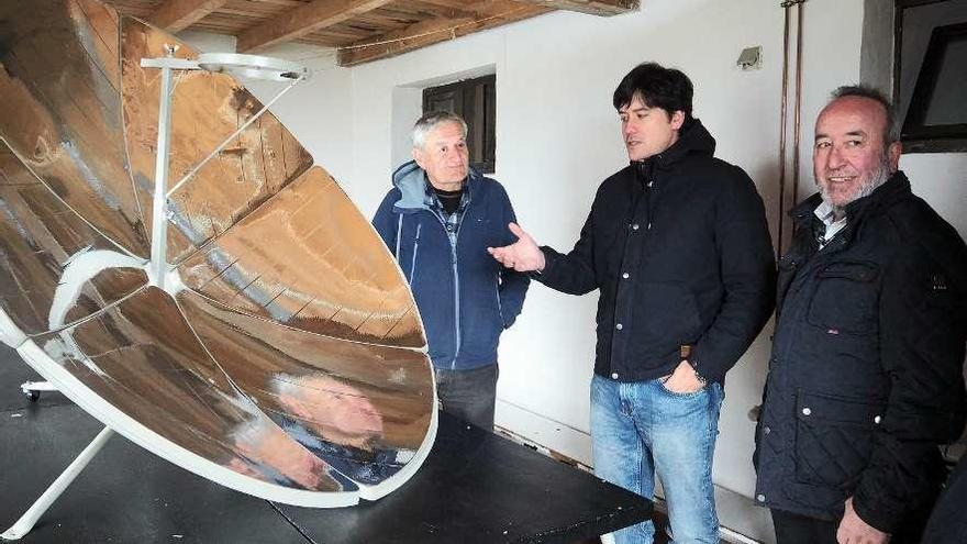 Gerardo Alonso, Borja Sánchez y José Manuel Fernández, ayer, en el Aula Vital de Yernes y Tameza.