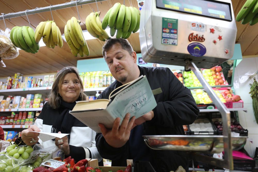 Los clientes del Mercat Nou se topan con poetas durante sus compras para celebrar el Día Internacional de la Poesía