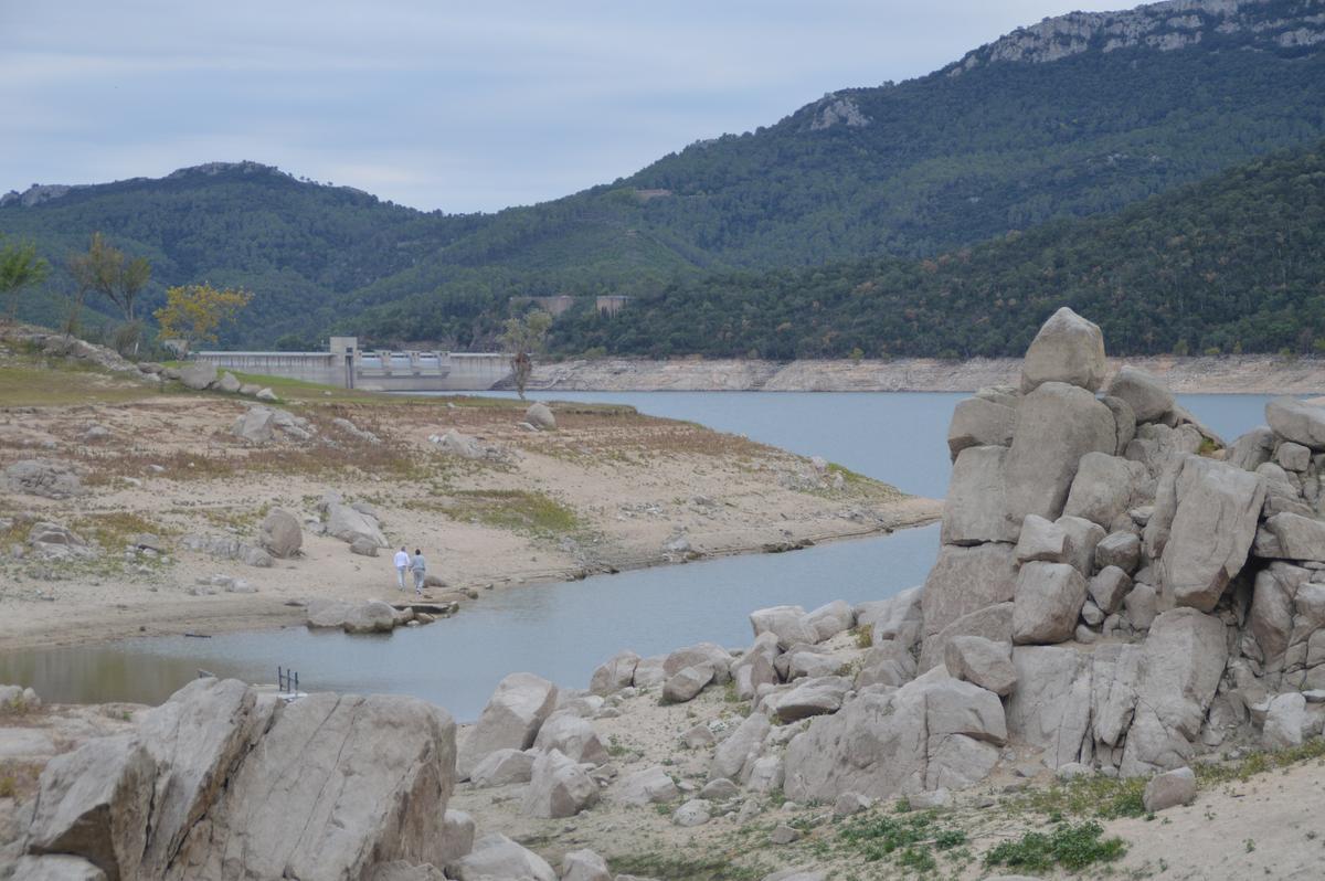 La falta d'aigua marca el present de l'embassament.