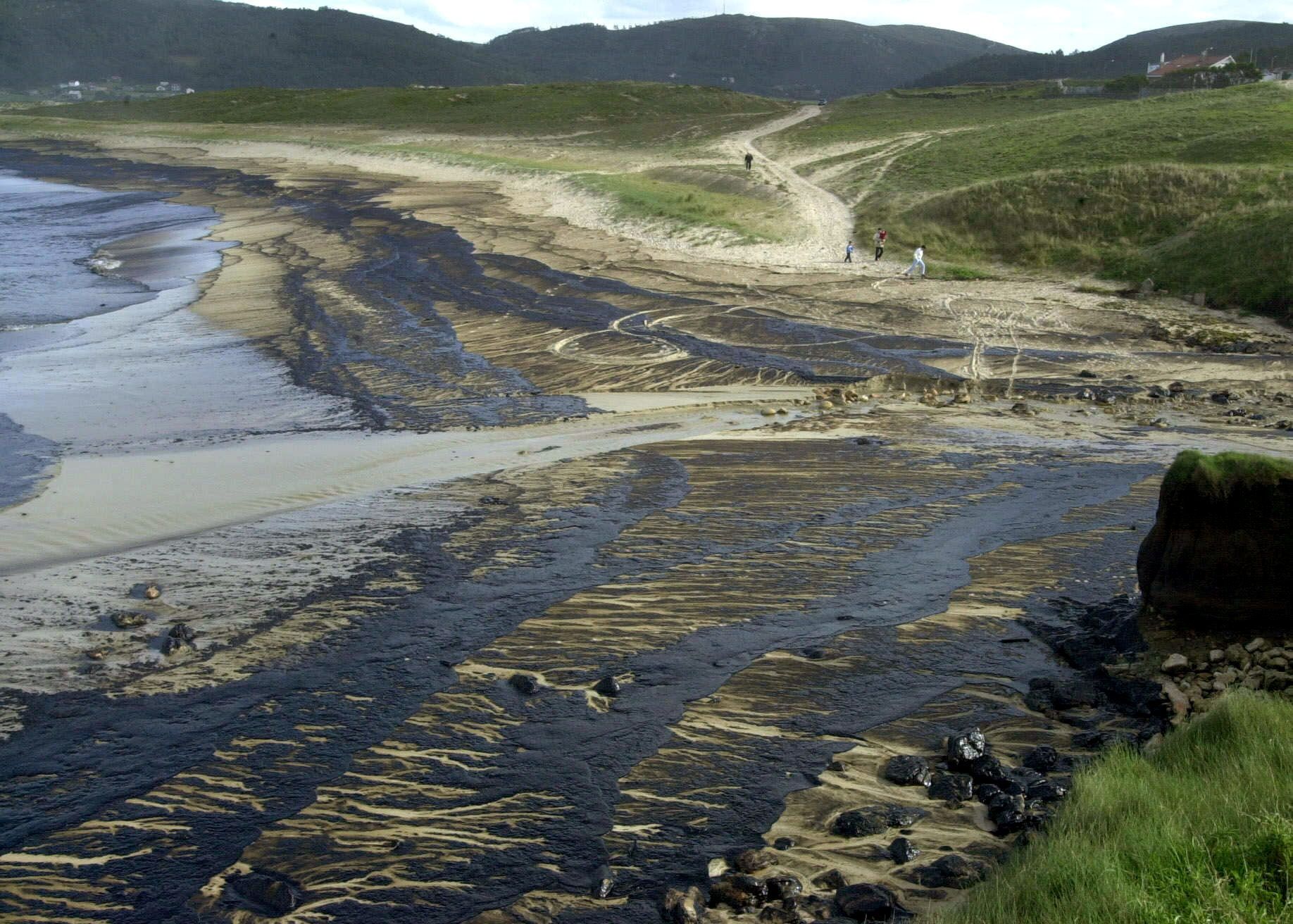 La playa de Laxe afectada por la marea negra Lavandeira JR .jpg