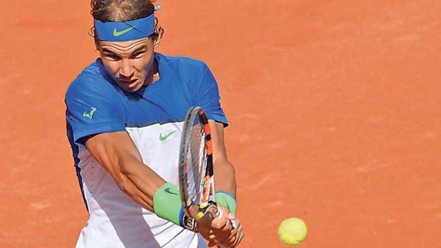 Rafel Nadal golpea la bola durante el partido de ayer.