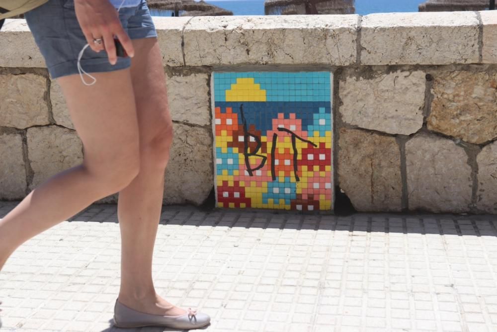 Daños en tres de los mosaicos de Invader en Málaga.