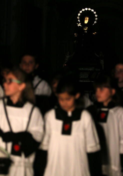 VIERNES SANTO. La Virgen de Servitas procesiona en oscuridad.