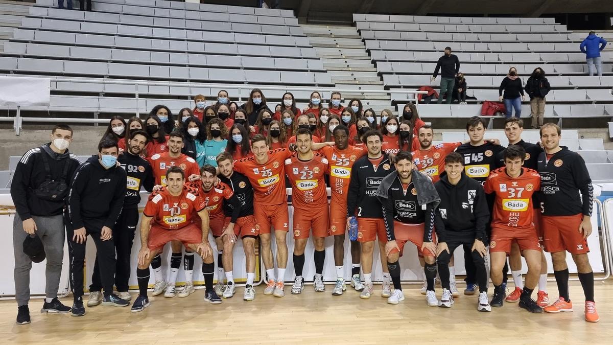 Los jugadores del Bada posan con el equipo femenino en el Palacio de los Deportes de Huesca.