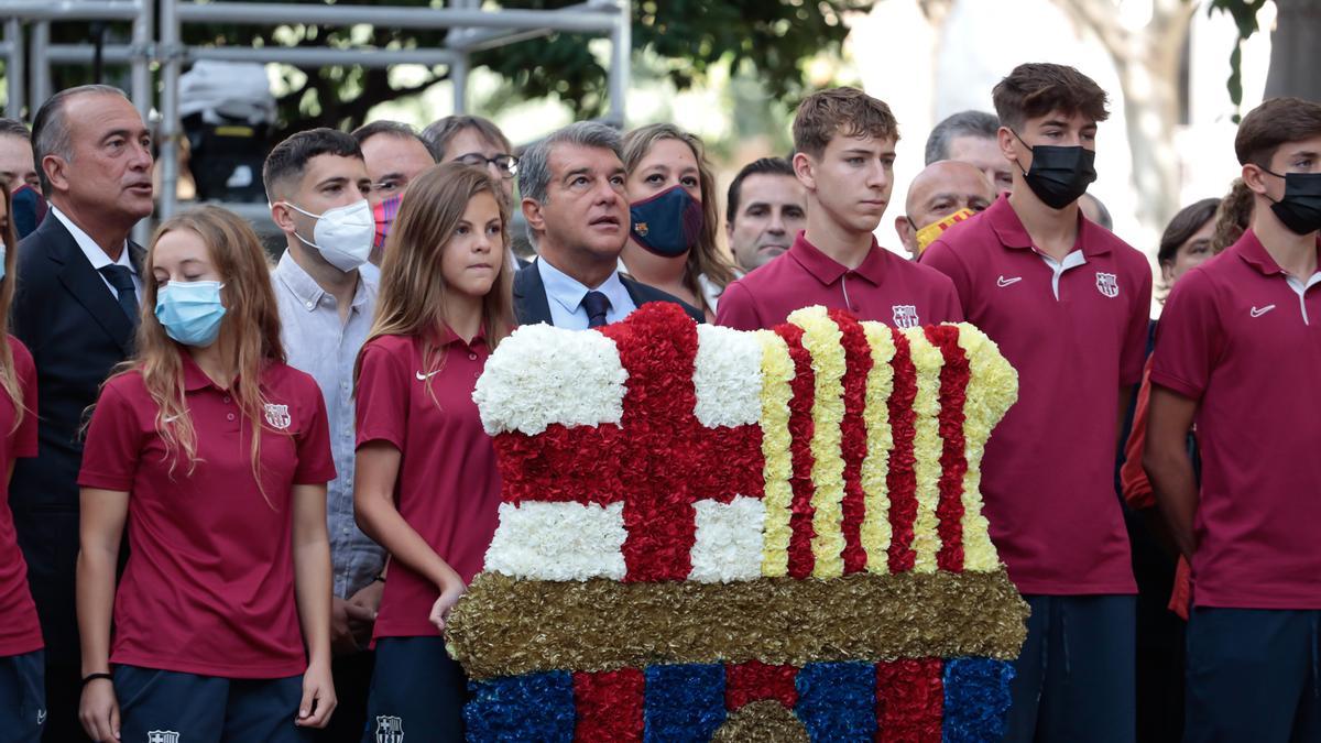 Ofrena floral del FC Barcelona, encapçalada pel president, Joan Laporta, al monument de Rafael Casanova, l&#039;11 de setembre del 2021