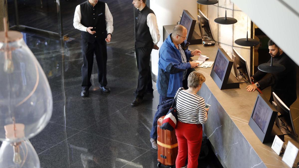 Turistas registrándose en un hotel de València en una imagen de archivo