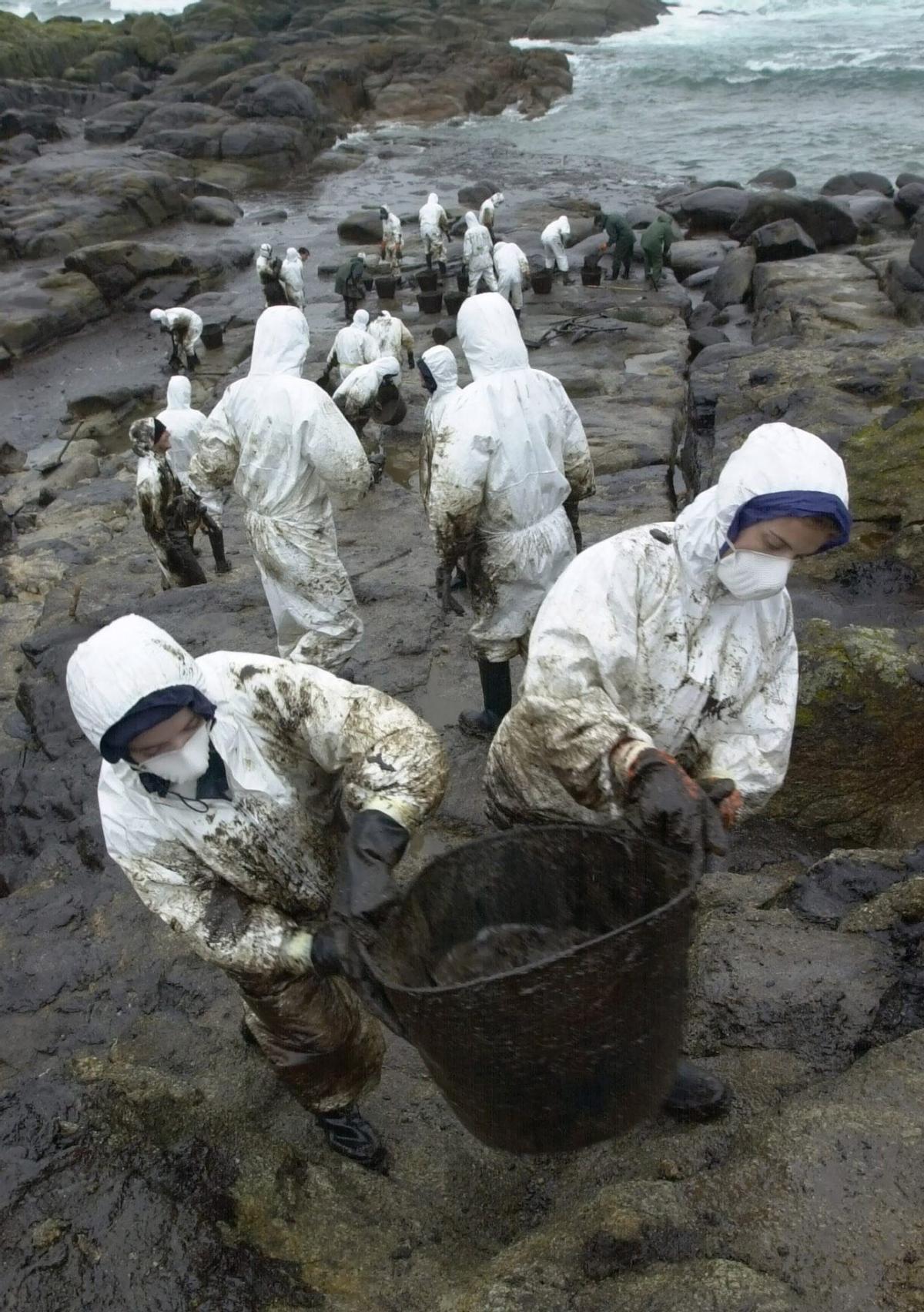 Voluntarios recogiendo fuel del Prestige