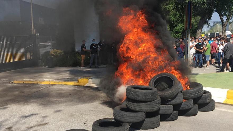 Els pneumàtics en flames que han encès els treballadors de Nissan.