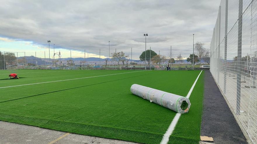 Los trabajos de extensión de la nueva «alfombra verde» sobre la base asfáltica. |  Santos Álvarez