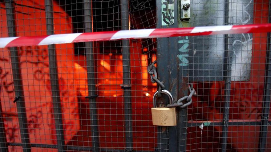 Los participantes en el botellón en la estación de metro forzaron la puerta