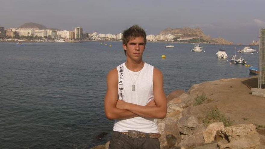 Ramón Arcas posa en una playa de Águilas.