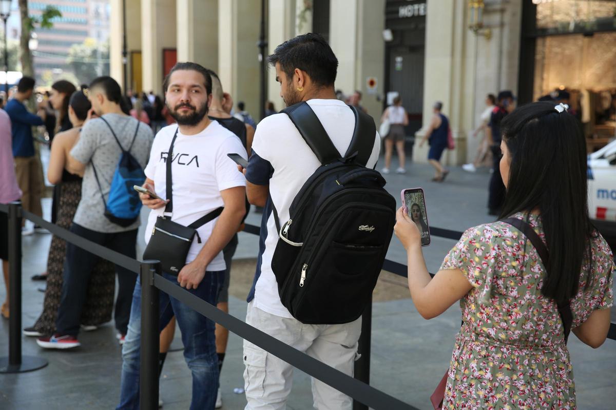 Colas en la tienda Apple de Barcelona por el nuevo iPhone 15 | FOTOS