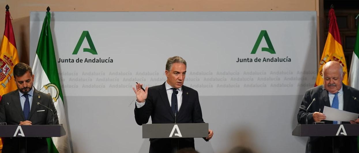 Manuel Alejandro Cardenete, Elías Bendodo y Jesús Aguirre, tras el Consejo de Gobierno.