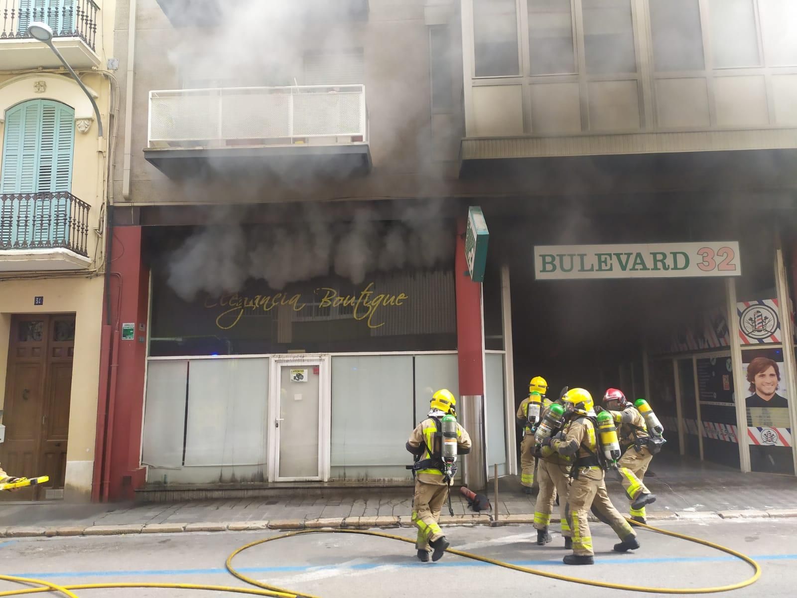 Les imatges de l'incendi en una perruqueria de Figueres