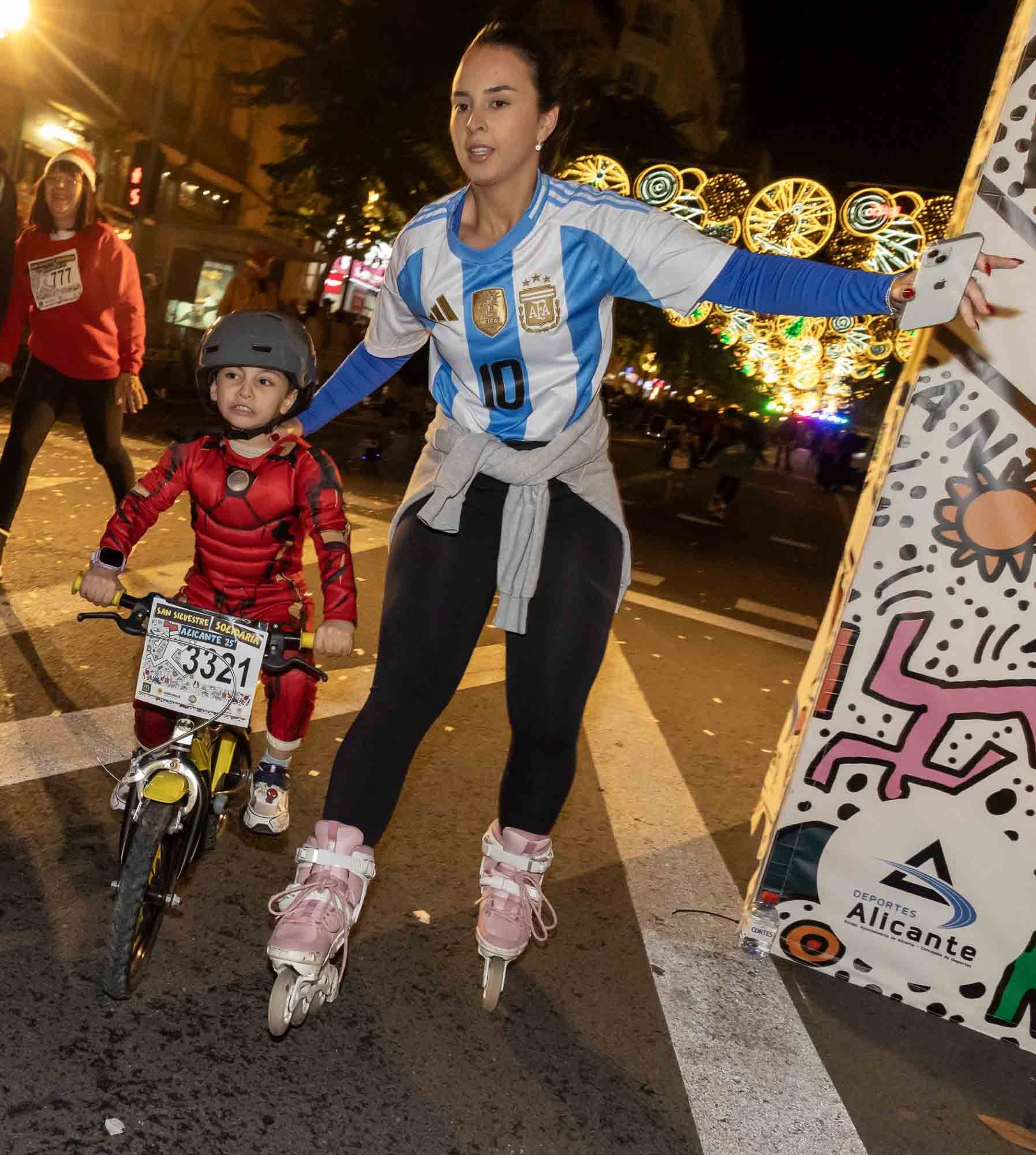 La San Silvestre de Alicante llena de colorido la ciudad