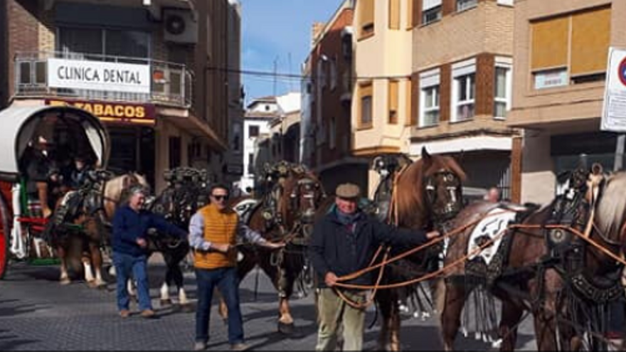 Utiel saca sus animales a la calle para ser bendecidos por San Antonio