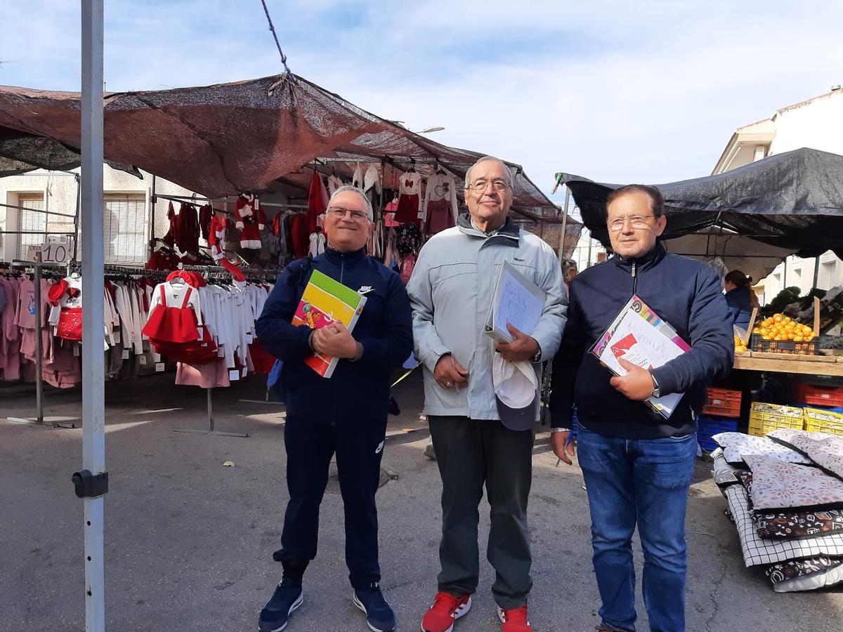 Recogida de firmas por parte de miembros de la asociación en el mercadillo de los miércoles en San Miguel de Salinas
