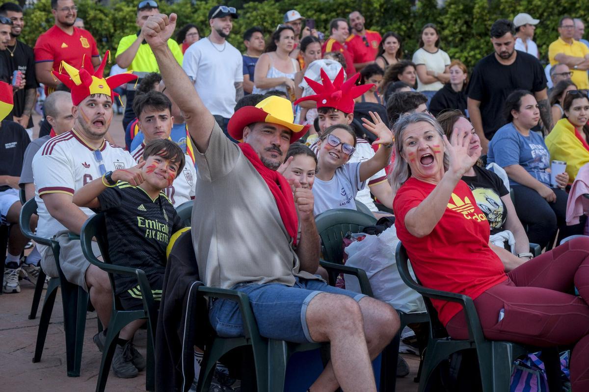 Ambiente del España-Bélgica de cuartos de final del Mundial 2026 en Plaza Don Benito Ambiente del España-Bélgica de cuartos de final del Mundial 2026 en Plaza Don Benito