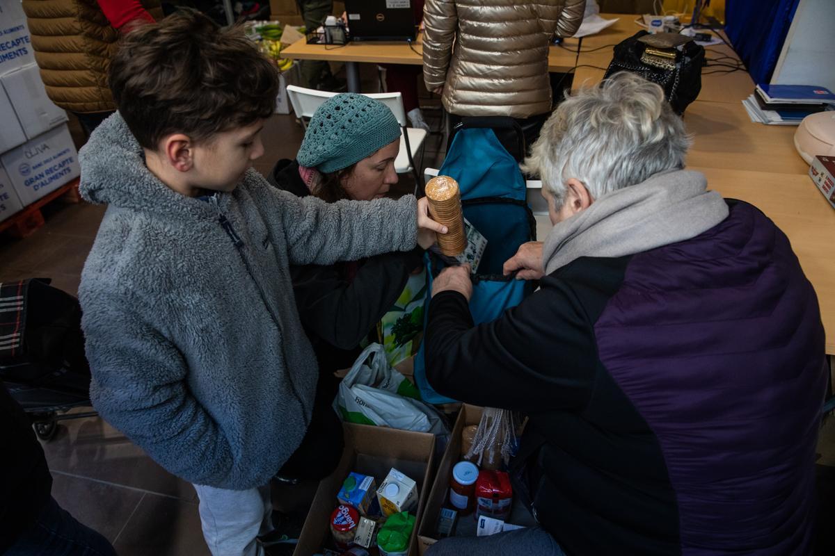 La Asociacion de ucranianos Djerelo que ayudan a los refugiados que están en Barcelona con alimentos, ropa, productos primera necesidad y lo hacen en vía Laietana 33 en el centro