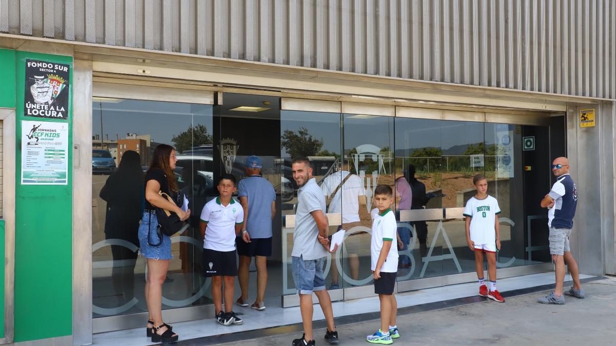 Abonados del Córdoba CF esperan a las puertas de El Arcángel, este lunes, para mejorar su asiento.