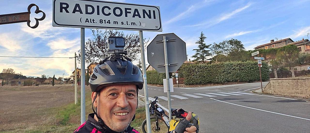 “Pichi” al llegar a Radicofani, el primer pueblo de la Toscana, al que llegó tras superar Lazio.   | // FDV